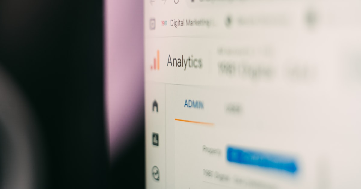 Content-Refresh-Workflow mit SEO-Analyse und Redaktionsplanung am Laptop